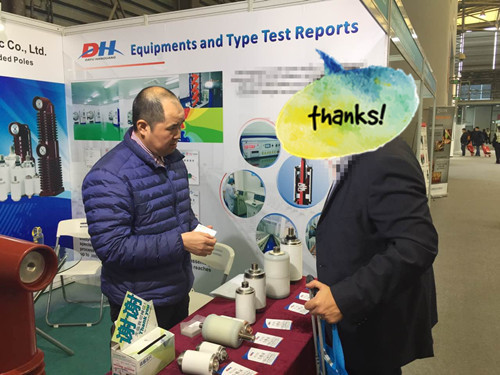 1513132441319669.jpg 羅總正在為客戶講解產(chǎn)品.jpg